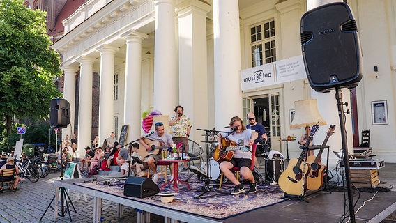 Im Sommer ist Dienstags Musikklub - dann spielt eine Band auf der Bühne vor dem Säulengebäude. © NDR/Udo Tanske 