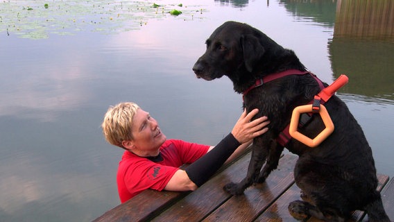 Sie beherrscht die Sprache der Hunde: Kathrin Anders und ihr Labrador Dustu. © NDR 