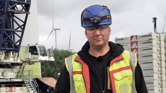 Mathias Itjes ist Bauleiter bei der Firma Enercon und verantwortlich für 15 Windkraftanlagen im Windpark Süstedt bei Bremen - vom Fundament bis zur Montage der Rotorblätter. © NDR/Christian Pietscher 