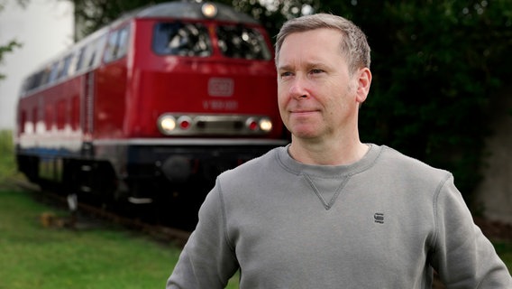 Roland Sandkuhl hat sich mit einer Lokomotive einen Lebenstraum erfüllt. © NDR/H. Orth/M. Enderle 