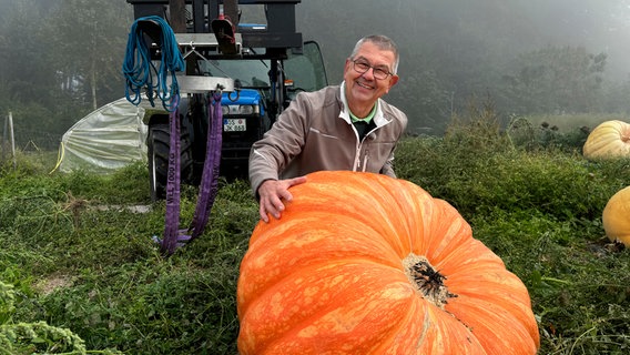 Wolfgang Willmann betreibt die Kürbis-Zucht als Hobby. © NDR 