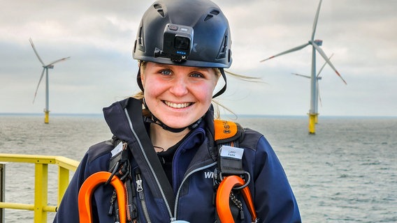 Nicole Betke im Offshore Windpark. © NDR/Laura Bechtold 