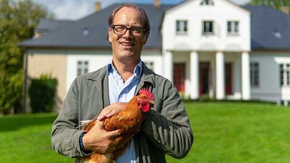 Das „Gut Drült“ in Angeln ist seit über 500 Jahren im Besitz der Familie von Rumohr. Nach dem Tod des Vaters hat Frederik von Rumohr Herrenhaus, den denkmalgeschützten Hof samt Äckern und Wald geerbt. Eine Herausforderung, denn das Anwesen war nicht selbst bewirtschaftet, sondern komplett verpachtet. Frederik hatte eine Idee: Der Betrieb soll, wie ein Start-up, neu belebt werden: kleinteilige Landwirtschaft und Handarbeit auf dem Hof mit Hühnern, Holz und Honig. © NDR/jumpmedientv 