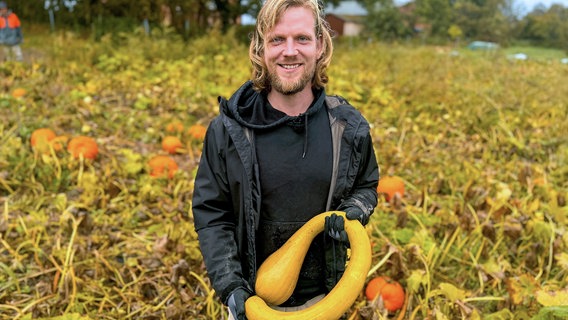 Björn Friedrichsen baut in seinem "Eichdorfer Vielfaltsgarten" viele unbekannte Gemüsesorten an, wie z.B. die gelbe Keulenzucchini. © NDR/Saskia Bezzenberger 