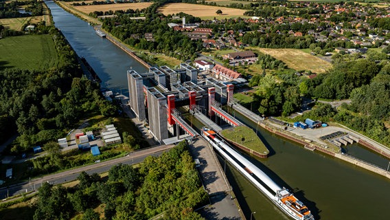 Die MS Catharina verlässt, mit einem Windradflügel beladen, das Schiffshebewerk in Scharnebeck. © NDR/Rita Knobel-Ulrich 