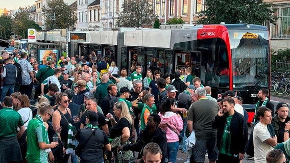 Eine Sonderbahn der BSAG holt Fans nach dem Spiel von Werder Bremen gegen Bayern im Bremer Viertel ab. © NDR/Sebastian Vesper 