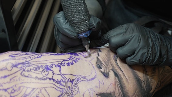 Weiche Übergänge und feine Details sind die Kunst bei realistischen Tattoos. © NDR/DHF Media GmbH 