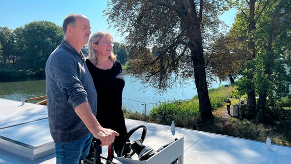 Heiko und Nicole Cordes genießen den Ausblick von ihrem selbst gebauten Hausboot. © NDR/Kamera Zwei 