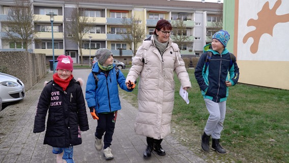 Grit Dohrmann bei der Kinderbetreuung. © NDR 