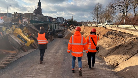 Vor der Sprengung müssen die Bahnschienen herausgenommen - und das Gleisbett mit Kies zugeschüttet werden. © NDR/Populärfilm 