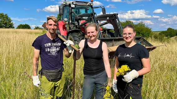 Hendrikje und ihre Mitarbeiter beim Einzäunen eines freien Feldes. © NDR 