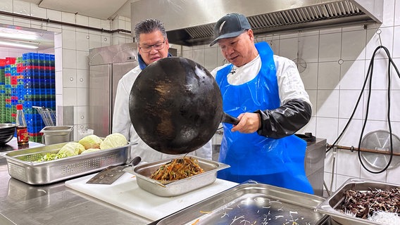 Mit seinem Bruder Xuong Mu Phung entwickelt Ly eine vegetarische Frühlingsrolle für seinen Supermarkt. © NDR/Kamera Zwei 