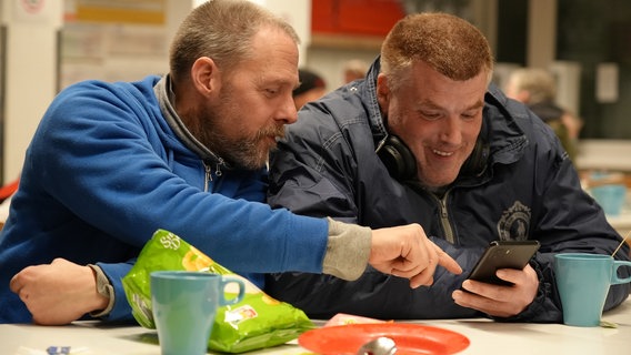 Bis zu 200 Gäste kommen täglich ins Nachtcafé. © NDR/Tobias Hartmann 