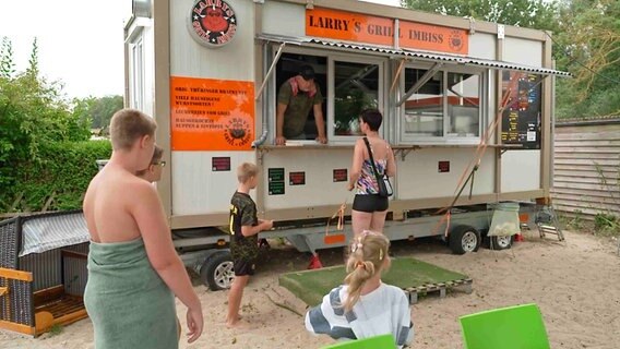 Immer für einen lustigen Schnack zu haben. Imbissbetreiber Sven Marquardt am Campingplatz "Liebeslaube" in der Wismarer Bucht. © NDR/Kathrin Jarohs/Hanse TV 