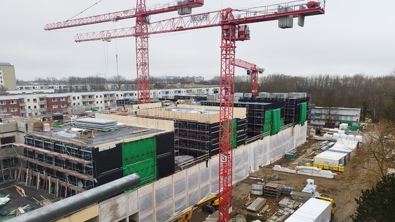 Die Baustelle in der Möllner Straße in Rostock Lichtenhagen, wo auf über 30.000 qm die neue Zollhochschule entsteht. 1100 Holzmodule werden hier verbaut. © NDR/Jana Schulze 