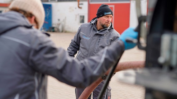 Sau(g)starke Arbeit - Während Jacob die Technik im Blick hat, sorgt Marc für den richtigen Durchfluss. © NDR/Lars Tolis 