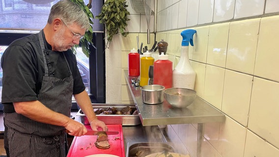 Lars Ehalt kocht in der "Klappe". Hier wird der Mittagstisch durchs Fenster gereicht. © NDR/Eco Media 