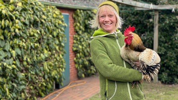 Eyla Rademacher und Hahn Perli: Sein Vorgänger war der Namensgeber für ihr Rusty Rooster Café in der Altstadt von Leer/Ostfriesland. © NDR/Ruth Hunfeld 