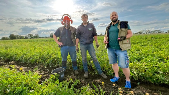 David, Ronny und Jonas auf dem Kartoffelfeld. © NDR/Peter Janßen/hoheluftfilm 