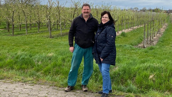 Jan Stehr und seine Frau Gitta sind Apfelbauern in 8. Generation. Ihr Obstanbau profitiert von der Insellage Finkenwerders, die ein besonderes Mikroklima begünstigt. © NDR/Katrin Spranger 