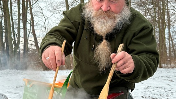 Peter Rinow sammelt selbst im Winter Pilze. © NDR/Cornelia Helms 