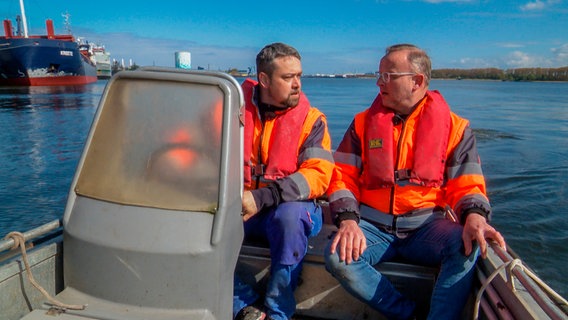 Micha Wiechert und Ron Verhorevoort managen das Löschen und Laden im Fischerei- und Frachthafen. © NDR 