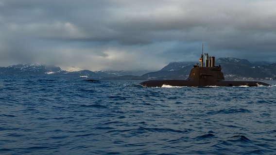 Ein aufgetauchtes U-Boot schwimmt im Wasser. © Philipp Jeß 