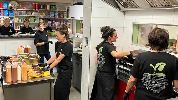 Burger-Abend im Bernitter Dorfladen. Anne und Stine Schröder (2.v.r., 3.v.r.) bereiten zusammen mit dem Dorfladen-Team alle Zutaten für die Burger selbst vor. © NDR/Erik Lötsch/ExtraVista Film & TV 