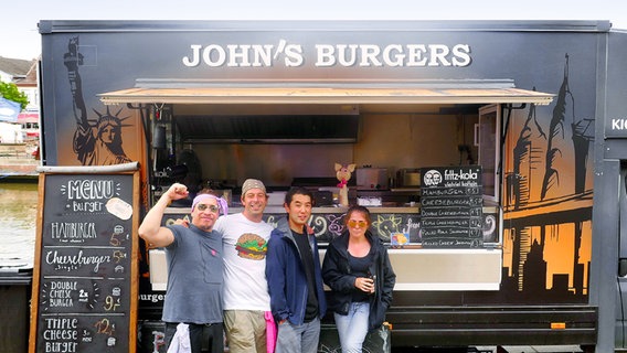John's Burger mit dem Food-Truck unterwegs: Daniel, John, Takashi und Sophie - vier Burger-Feunde aus vier Nationen. © NDR/Ulrich Patzwahl 