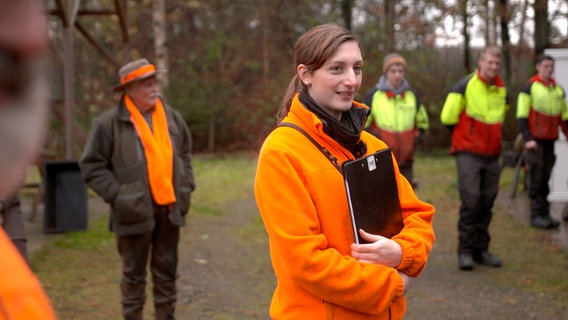 Christina Schab ist Trainee bei den Landesforsten und will im Wald Karriere machen. Zum Alltag in der Försterei gehört es auch, dass sie die Leitung bei einer Gesellschaftsjagd übernimmt. © NDR/Mike Rieth 