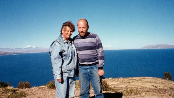 Rainer Ohff und Ehefrau Dorothea unterwegs in Südamerika. Der Rostocker Chemiker hatte 18 Jahre lang einen Job an der Universität von La Paz. © NDR/Populärfilm 