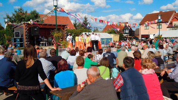 Deutsch-polnische Tanzgruppe auf dem jährlichen Dorffest in Blankensee-Pampow - über die Kultur-Vereine funktioniert das Zusammenleben zwischen zugezogenen Polen und einheimischen Deutschen. © NDR/Ralf Hoogestraat 