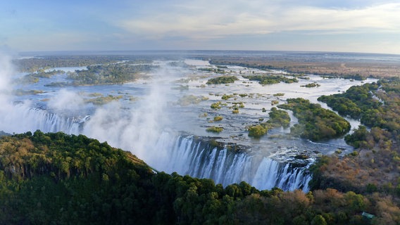 Der Rauch, der donnert: Die mächtigen Victoriafälle, an der Grenze zwischen Sambia und Simbabwe gehören seit 1989 zum Weltnaturerbe der UNESCO. © BR/BBC Studios 