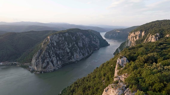 Die Schlucht des Eisernen Tors, einer der imposantesten Flussdurchbrüche Europas an der Grenze zwischen Rumänien und Serbien. © BR/BBC Studios/BR/Silviu Mustatea 