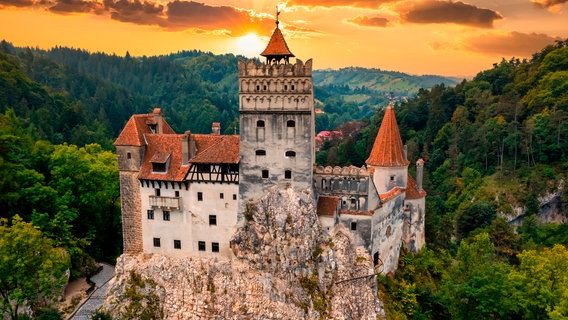 Schloss Bran, der vermeintliche Sitz Draculas, ragt majestätisch über die Landschaft. © NDR/Doclights Naturfilm/fogcather_shutterstock.com 