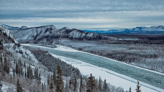 Der Yukon mit Eisschollen am Eagle Rock in der Nähe von Carmacks. © BBC Studios/BR/Pond5.com 