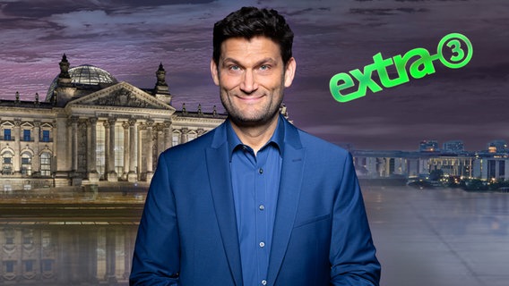 Christian Ehring moderiert extra 3. (2025) © NDR 