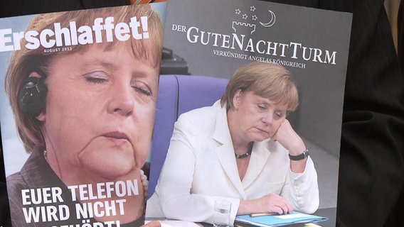 Eine Fotomontage zeigt Angela Merkel im Schlaf als Cover-Motiv der fiktiven Zeitung "Der Gutenachtturm".  