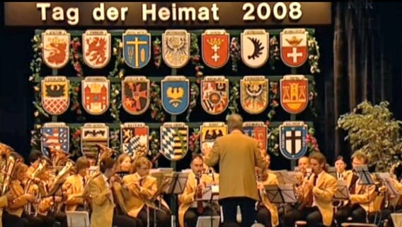 Wand mit Wappen beim Tag der Heimat 2008  