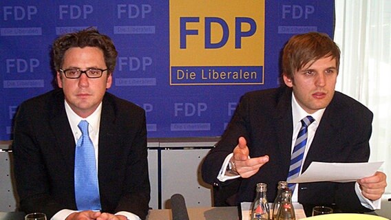 Extra 3 Redakteur Schmidt und Autor Butenschön bei der gefälschten FDP Pressekonferenz © Extra3 Foto: Inga Grotheer, NDR