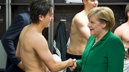 Angela Merkel und Mesut Özil © dpa Foto: Guido Bergmann