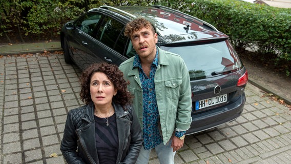 Entsetzt beobachten Harry Möller (Maria Ketikidou) und Nils Sanchez (Enrique Fiß) eine Auseinandersetzung auf einem Balkon im 11. Stock. © ARD/Thorsten Jander 