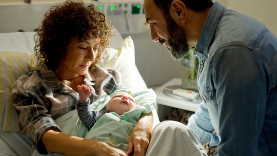 Harry Möller (Maria Ketikidou, l.) ist froh, das Can (Adnan Maral, r.) bei der Geburt ihres gemeinsamen Baby dabei war. © NDR/ARD/Thorsten Jander 