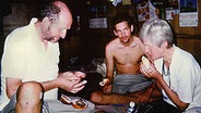 Werner Wallert (links), Sohn Marc Wallert und Renate Wallert in Geiselhaft auf Jolo, Philippinen. © dpa Foto: epa afp Presidential Palace