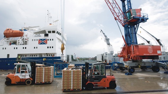 Im Hamburger Hafen werden Paletten mit Bananenkartons werden am O’Swaldkai gelöscht und in Kühlhallen gefahren. © Hamburger Hafen und Logistik AG Foto: Hamburger Hafen und Logistik AG