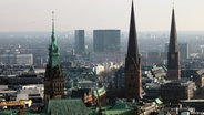 Der Blick vom Michel auf das Rathaus und die Kirchen St. Petri und St. Jakobi. © NDR Foto: Peter Rückriem