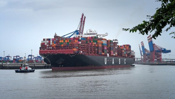 Containerschiff beim Auslaufen auf der Elbe. © NDR Foto: Marion Intzen-Schiff