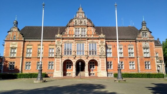 Blauer Himmel über dem Harburger Rathaus. © NDR Foto: Ralf Meinders