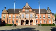 Blauer Himmel über dem Harburger Rathaus. © NDR Foto: Ralf Meinders