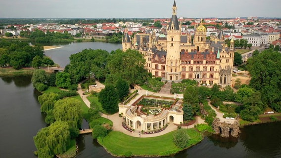Das Schweriner Schloss, ein Märchenschloss auf einer Insel und der Mittelpunkt des Residenzensembles. © NDR 